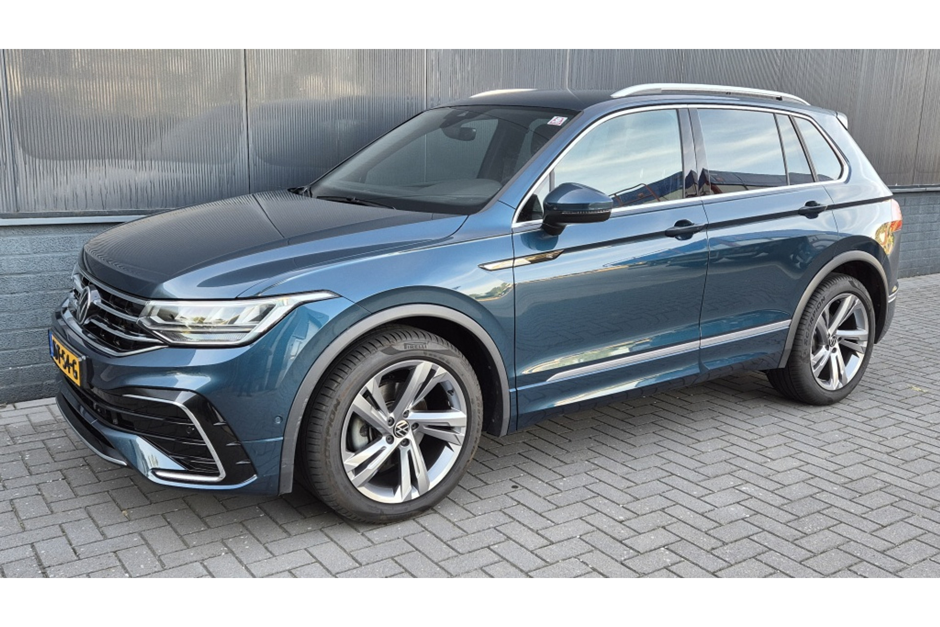 Volkswagen Tiguan 1.5 TSI R-Line Bns+| automaat| Led| Keyless| camera 47477987-0.jpg | DMC Automotive
